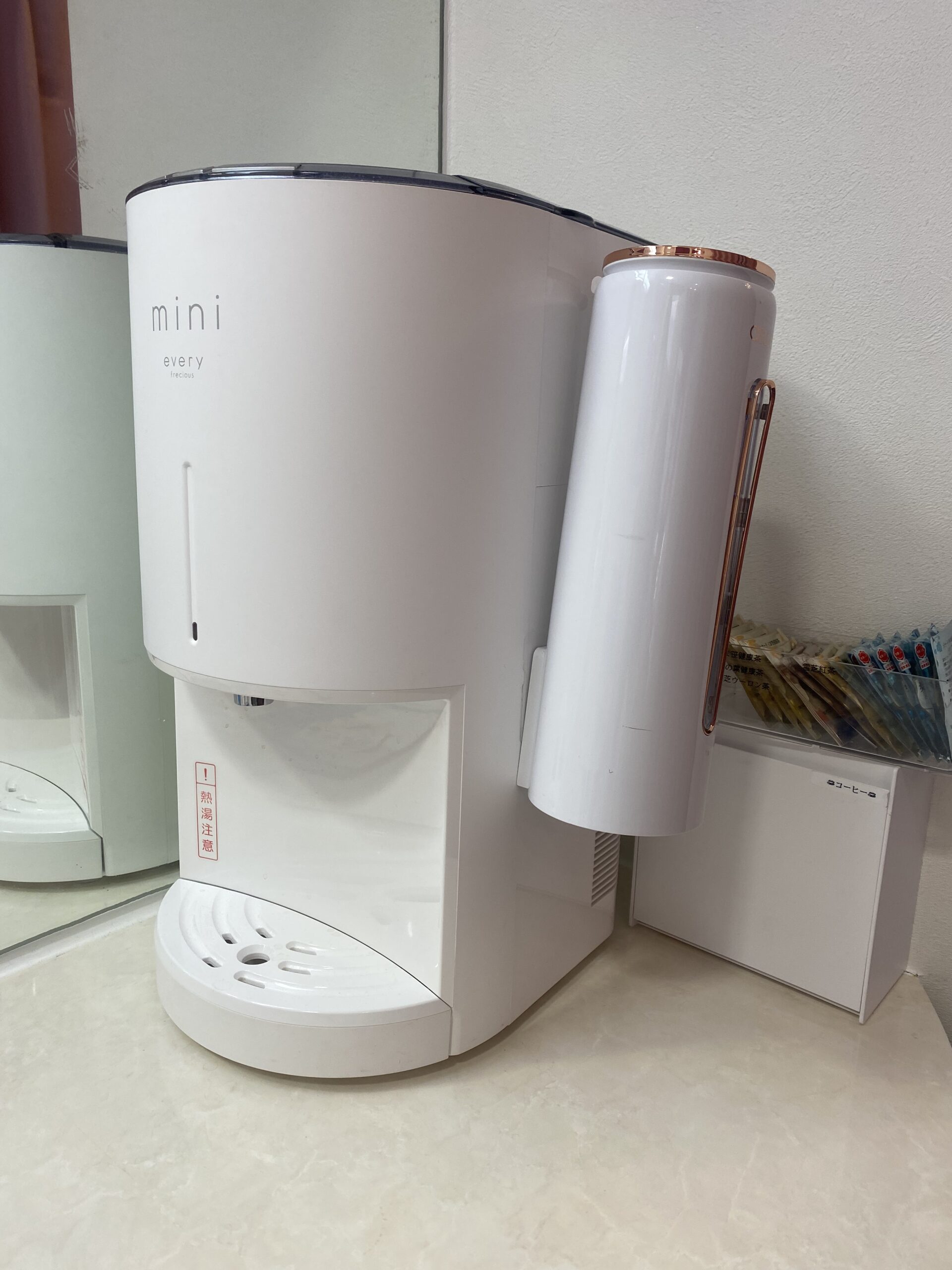 エブリィフレシャス mini（卓上型）の実機写真。地域のエステサロンで実際に導入され、お客様へのお茶・コーヒー提供用として使用中。魔法瓶＋やかんから切り替えた業務利用の事例（撮影許可済み）